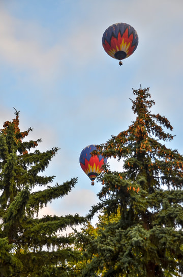 В программе фестиваля - 8 свободных полетов с видом на Эльбрус: в каньонах и ущельях Кисловодска, над вершинами гор Бештау и Железная, источниками Ессентуков,  над «раскинувшимся среди высоких гор и широких равнин красавцем Пятигорском», а также пара ночных свечений
