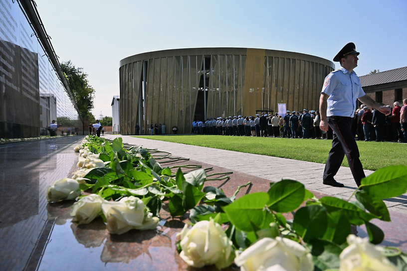 Спортзал школы №16 где террористы удерживали заложников, накрыли куполом золотистого цвета