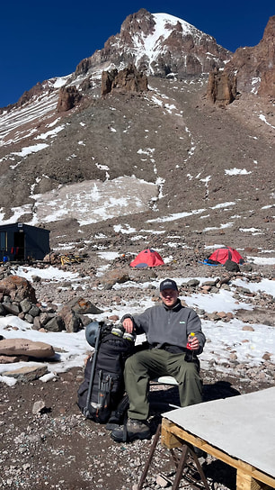 Маршрут имеет категорию сложности 2А по международной классификации альпинизма. Антон Романенко сознательно выбрал одиночный подъем, чтобы проверить себя и понять, насколько трудно преодолеть вершину без поддержки команды