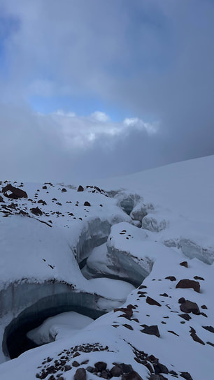 Трещины на леднике Казбека — это тихие ловушки. Они скрыты под снегом, замаскированы. Днем — обманчивая белизна, ночью — шаг в никуда
