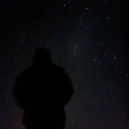 «Я не отступаю. Я просто боюсь»,— написал в своем дневнике альпинист. Ночь перед штурмом — невероятное звездное небо
