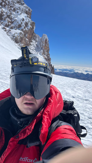 «В 10:50 у меня слетает кошка с левой ноги прямо перед плато. Срываюсь. Удается зарубиться ледорубом. Потерял треккинговую палку, выбираюсь обратно на тропу на одной кошке. 11:40 — стою на вершине»,— из дневника альпиниста
