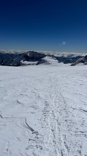 «В 14:00 встречаю группу на акклиматизации. Поздравляют с восхождением»,— из записей Антона Романенко
