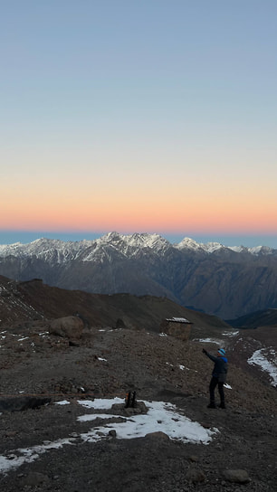 Невероятный закат. На фото жительница Норвегии, которая решилась совершить восхождение, чтобы установить табличку в честь умершего здесь мужа

