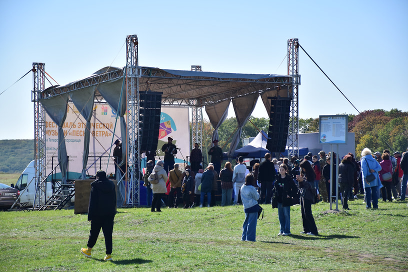 Фестиваль проходил на территории Татарского городища — памятника археологии. Здесь обнаружены остатки поселений сразу нескольких древних цивилизаций
