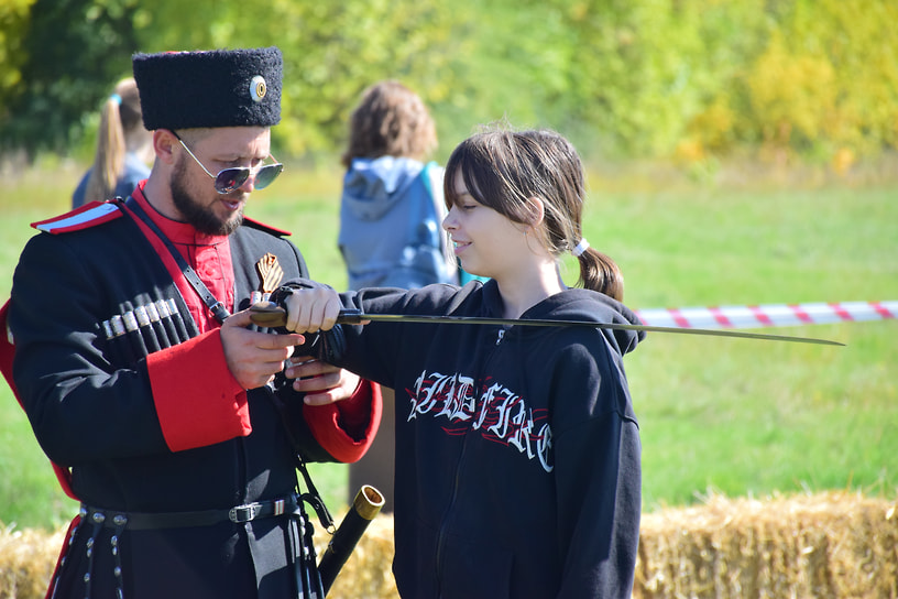 Самые ловкие могли попробовать разрубить казачьей шашкой бутылку с водой
