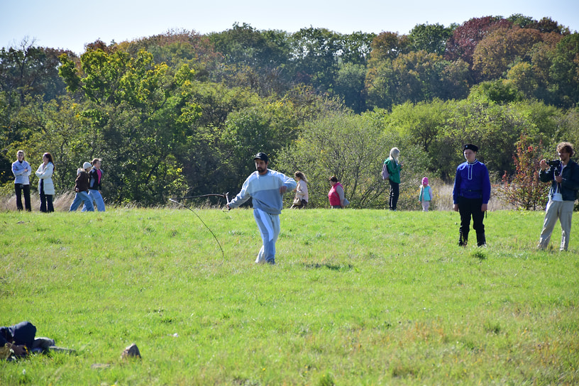 Другие любители казачьих традиций решили потренироваться с хлыстом
