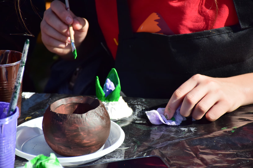 Сторонники более спокойных развлечений учились росписи глиняных изделий
