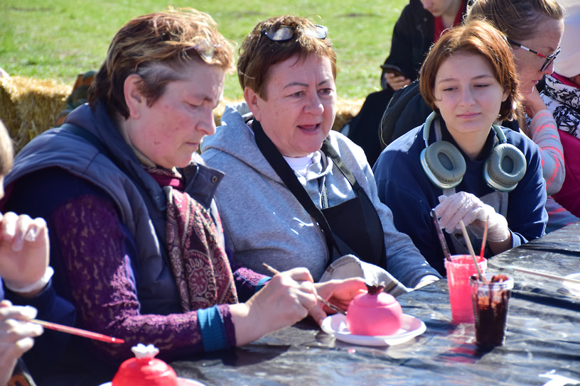 Занятие народными промыслами увлекло юных и возрастных гостей фестиваля
