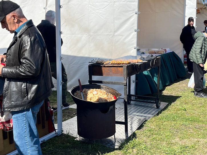 На фудкорте можно было подкрепиться шаурмой, шашлыком или пловом

