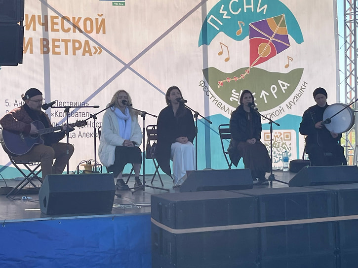 На главной сцене выступали фолк-команды из городов юга России. Ставрополь представляла группа «Лествица»
