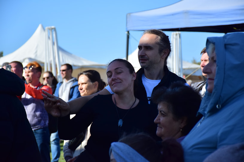 Многие зрители отмечали, что необычная музыка погружает их в транс
