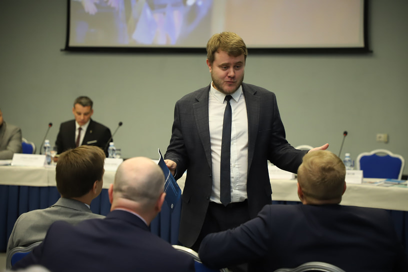 Оживленная дискуссия началась еще в фойе и продолжилась в конференц-зале
