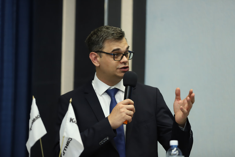 Модератор сессии Евгений Грицун следил за тем, чтобы все участники могли высказаться, но соблюдали тайминг
