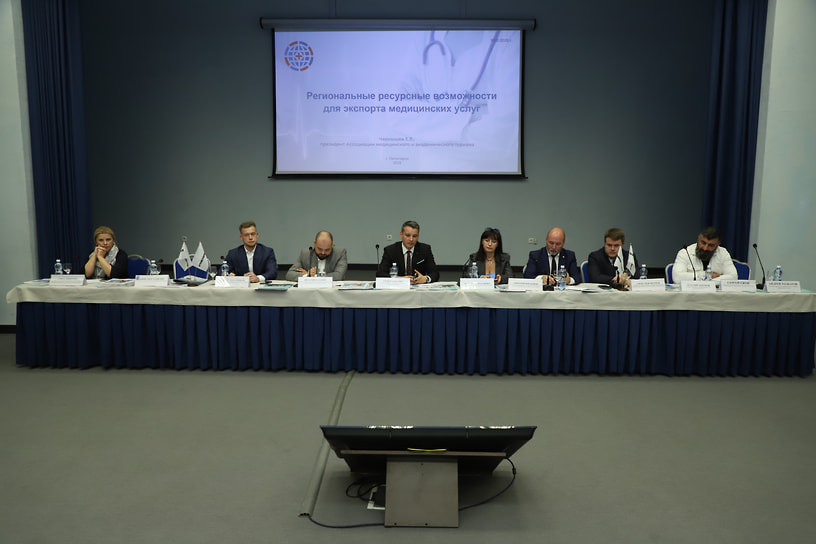 Участники сессии использовали презентации, а некоторые из них выступали по конференц-связи
