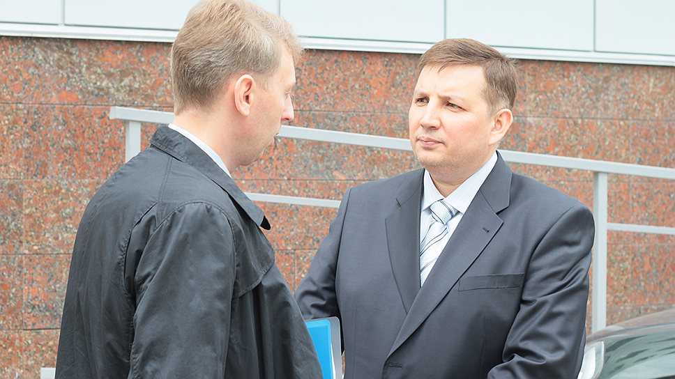 Обвинениям банка в незаконном получении кредита Михаил Платовский (справа) выдвинул встречные
