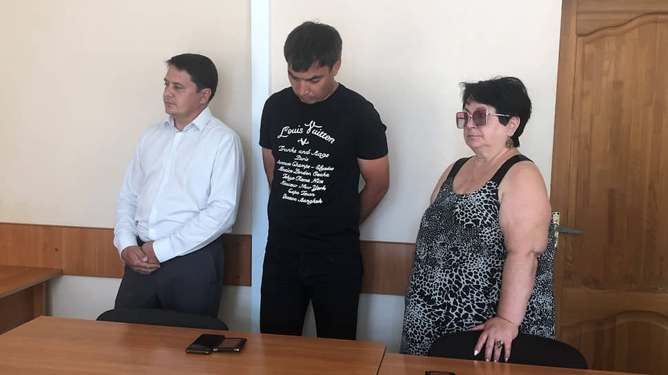 Фарит Самигуллин (в центре) просил суд не отправлять его в колонию