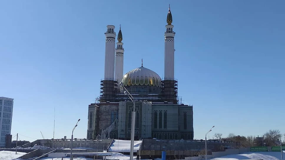 В марте 2023 года один из куполов мечети сдуло ветром