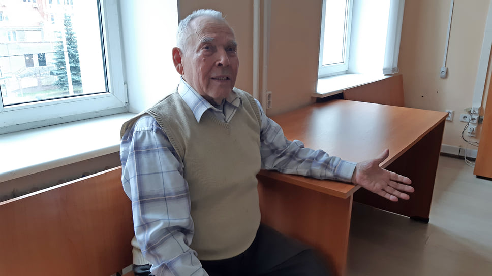 Пенсионер Фатхулла Исхаков в коридоре Ленинского райсуд Уфы 