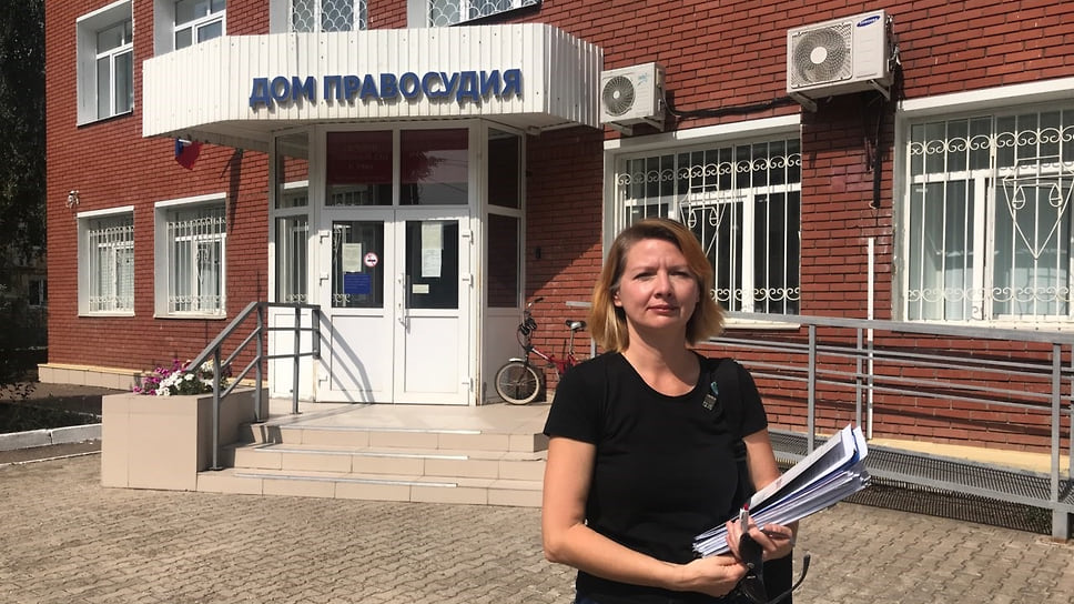 Активистка Ольга Комлева у здания суда