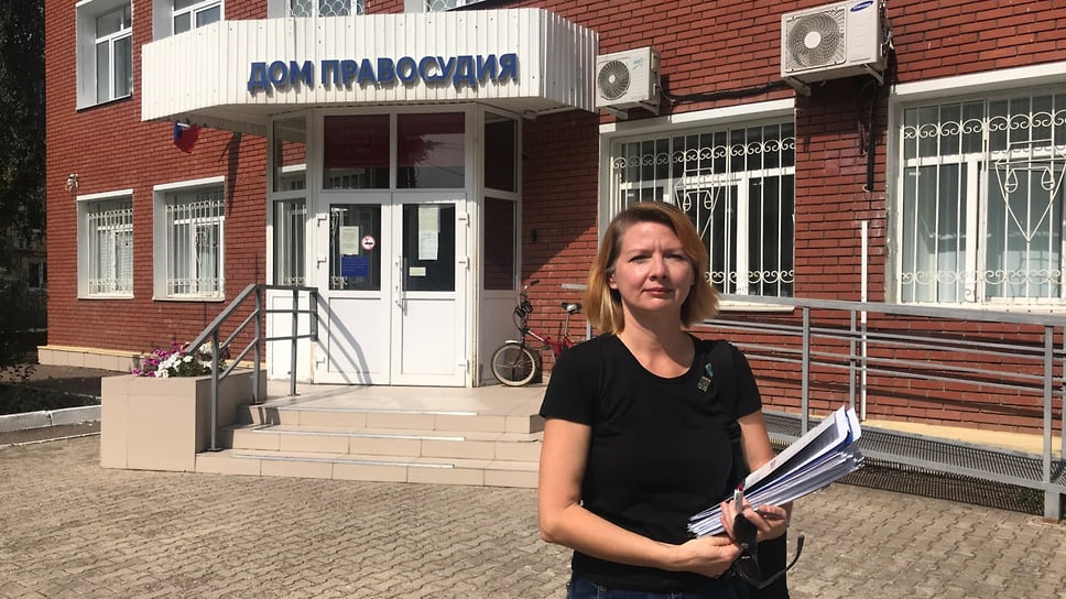 Ольга Комлева у здания суда