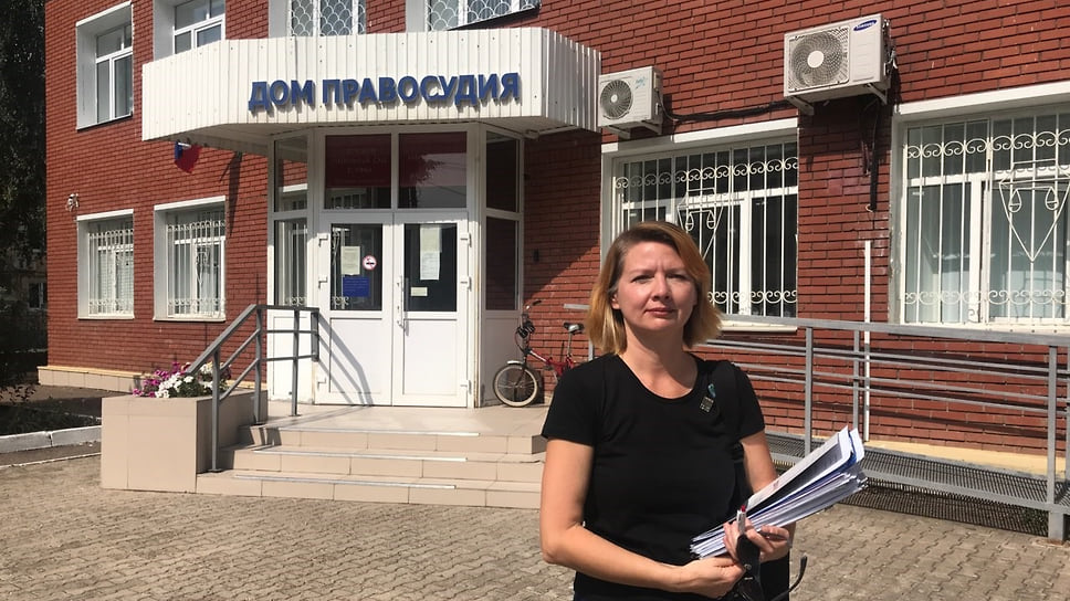 Ольга Комлева у здания суда