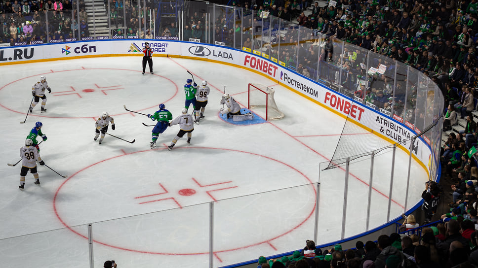 Окончательный счет в матче установил Ярослав Цулыгин (№73, слева)