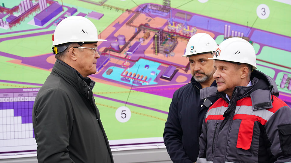 Финансовая групп «Дога» представляет главе Башкирии Радию Хабирову (слева) проект производства анилина во время его поездки в особую экономическую зону «Алга»