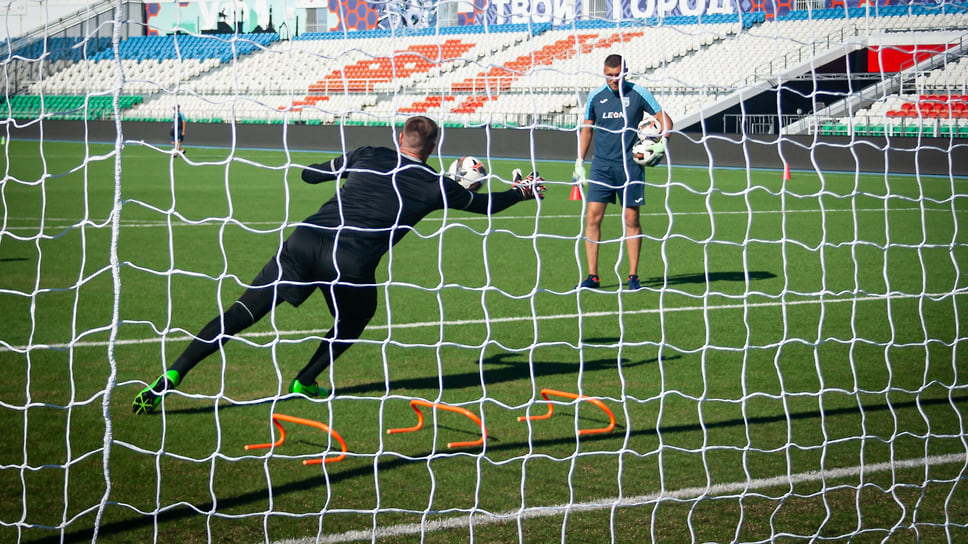 38-летний капитан и вратарь Александр Беленов несколько раз спасал команду