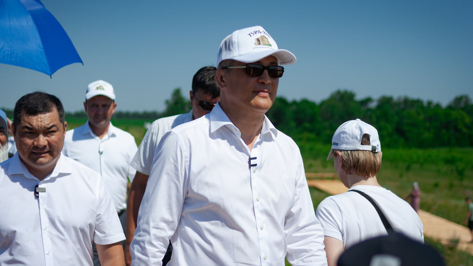 Глава Башкирии Радий Хабиров (по центру) на открытии визит-центра Евразийского музея кочевых цивилизаций в Чишминском районе