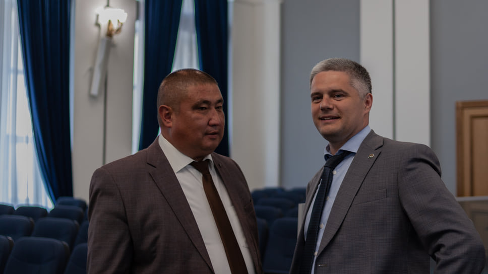 Глава администрации Калининского района Уфы Газизьян Ахмедьянов (слева) с главой администрации Октябрьского района Уфы Антоном Тарасовым