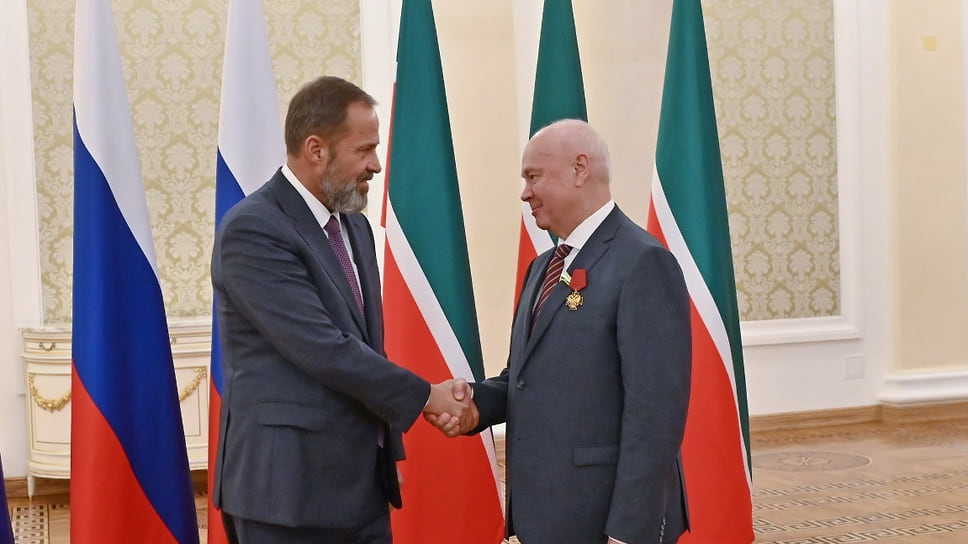 Полномочный представитель президента России в ПФР Игорь Комаров (слева) вручил спикеру Курултая Башкирии Константину Толкачеву орден "За заслуги перед отечеством" четвертой степени