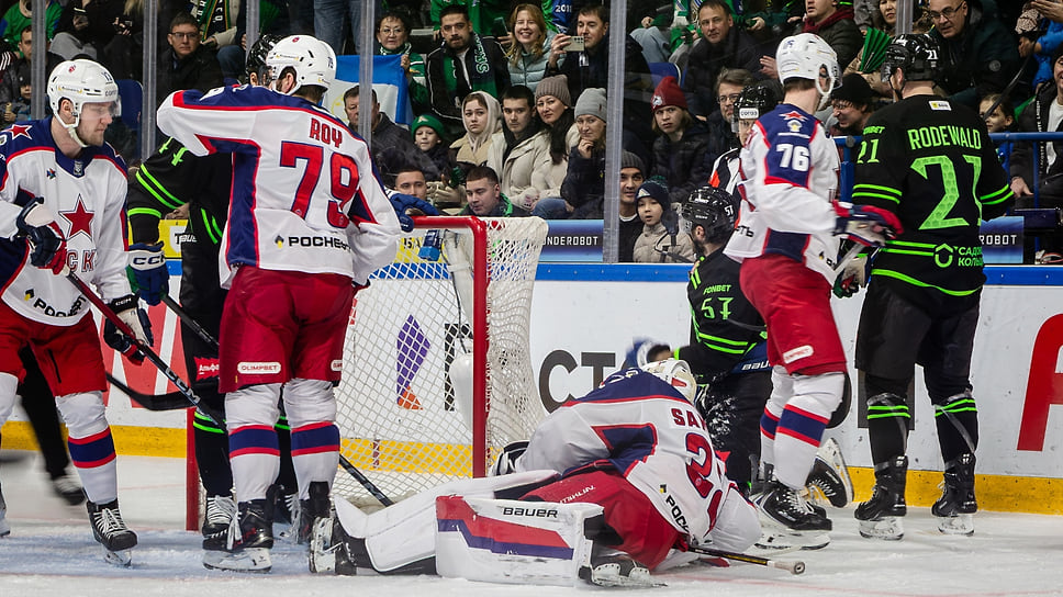 Вратарь «армейцев» Александр Самонов (в центре кадра, лежа на льду) останавливает атаку уфимцев