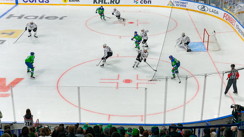Матч регулярного чемпионата Континентальной хоккейной лиги 2025/2026 «Салават Юлаев» (Уфа) — «Трактор» (Челябинск). С шайбой — нападающей Александр Жаровский (слева)