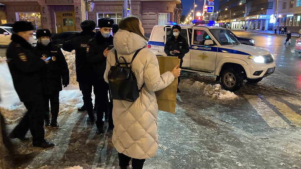 В Уфе 24 февраля на площади перед Гостиным двором прошла акция против военной операции на Украине