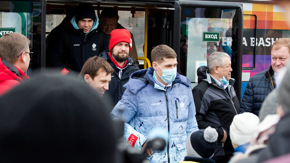 Спортсмены приехали на место встречи на брендированном автобусе