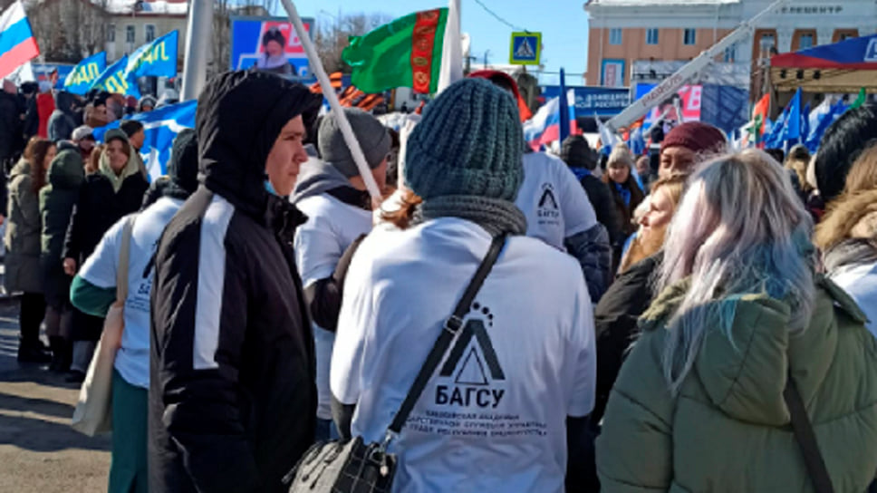 Студенты на митинг-концерте «Своих не бросаем!»