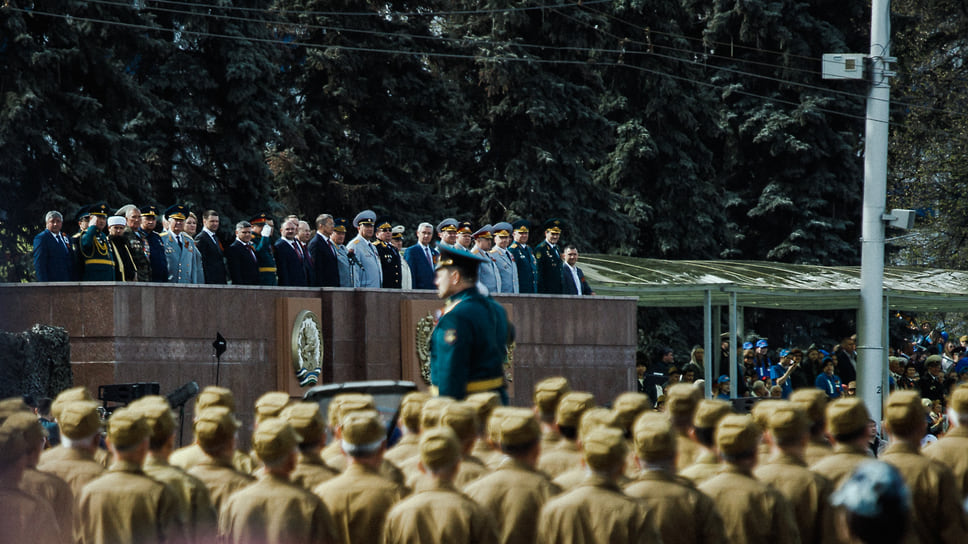 Глава Башкирии Радий Хабиров, выступая перед началом парада, заявил, что сейчас жителям страны нужно «объединиться, сомкнуть ряды вокруг президента страны Владимира Путина». Руководитель региона отметил, что воины России «мужественно сражаются на Украине с нацистами», а против страны идет «настоящая экономическая и информационная война»