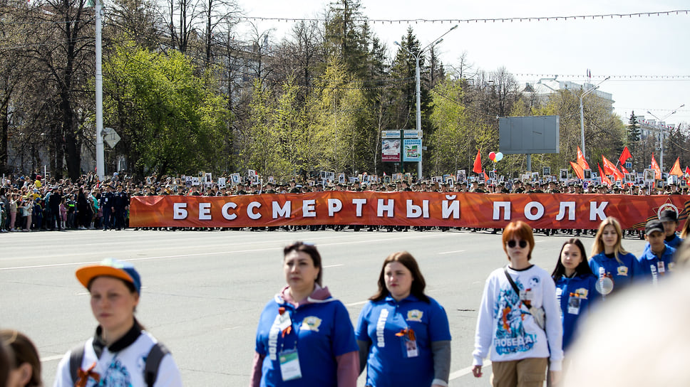 После окончания парада была объявлена минута молчания, после которой начали построение Бессмертного полка