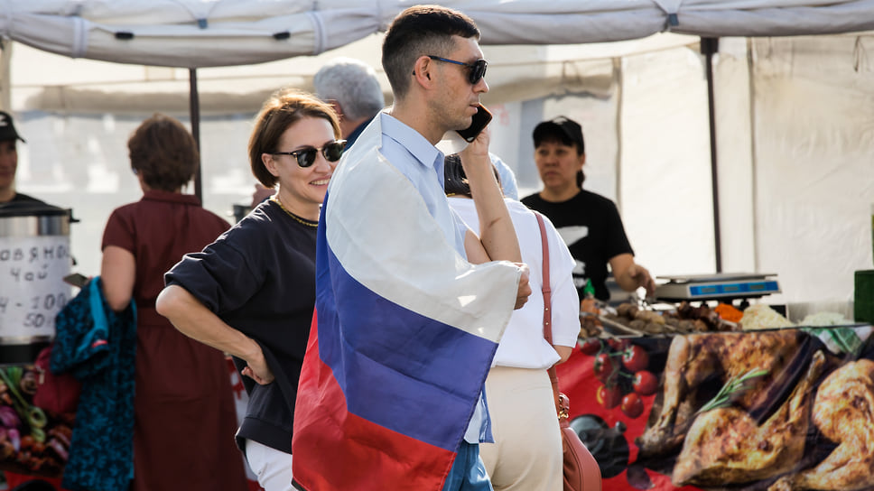 На площади участники митинг-концерта стояли в основном под флагами. К примеру, «Единой России», «Национального освободительного движения», ЛДПР, «Справедливой России — за правду», башкирских батальонов имени Шаймуратова и Доставалова, Башгосуниверситета, Башгосмедуниверситета