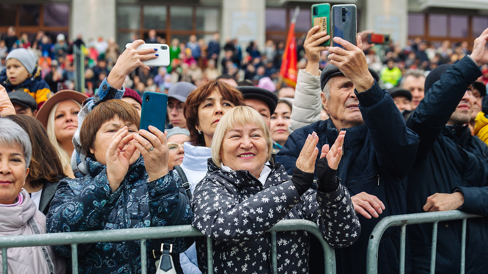 Примечательно, что в День Республики отменили все торжественные мероприятия, оставив только открытие памятника