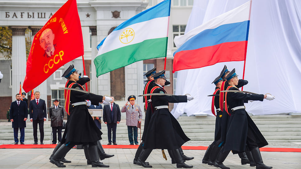 Среди приглашенных официальных лиц был помощник президента России Владимир Мединский, врио главы Донецкой Народной Республики Денис Пушилин, председатель Гомельского облисполкома Беларуси Иван Крупко