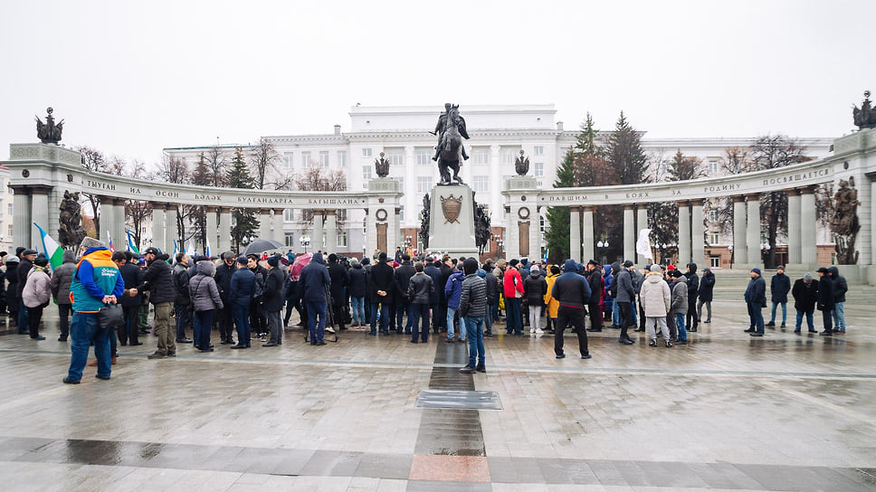 Проводы Бадранова на СВО, что символично, состоялись на Советской площади, рядом с установленным памятником генерал-майору Минигали Шаймуратову