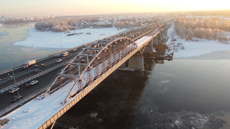 Арочный мост через реку Белую в створе улицы Воровского во время капитального ремонта