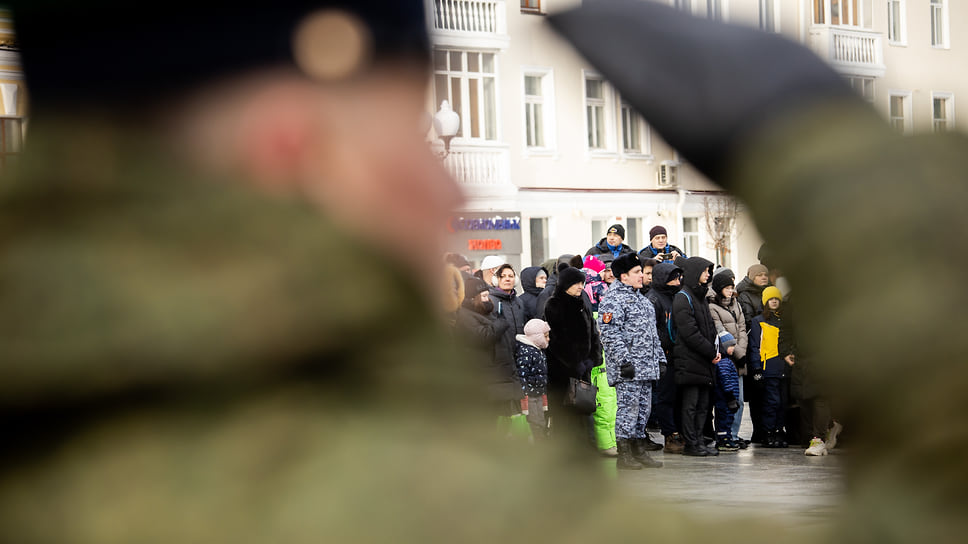 Провожающие на Советской площади