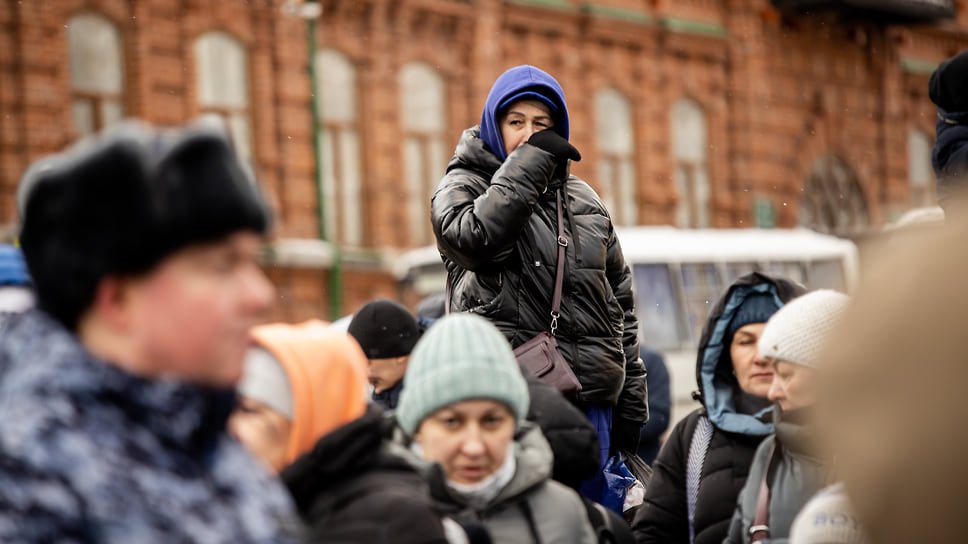 Плачущая женщина на проводах батальона