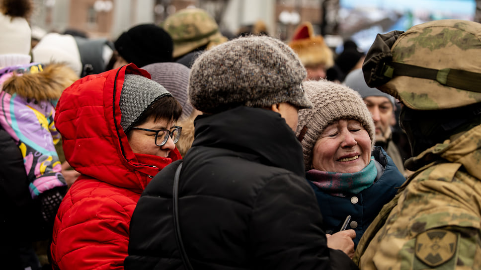 Поддержать добровольцев пришли члены их семей