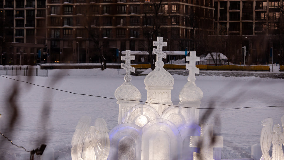 Ледяная скульптура возле иордани в парке Якутова