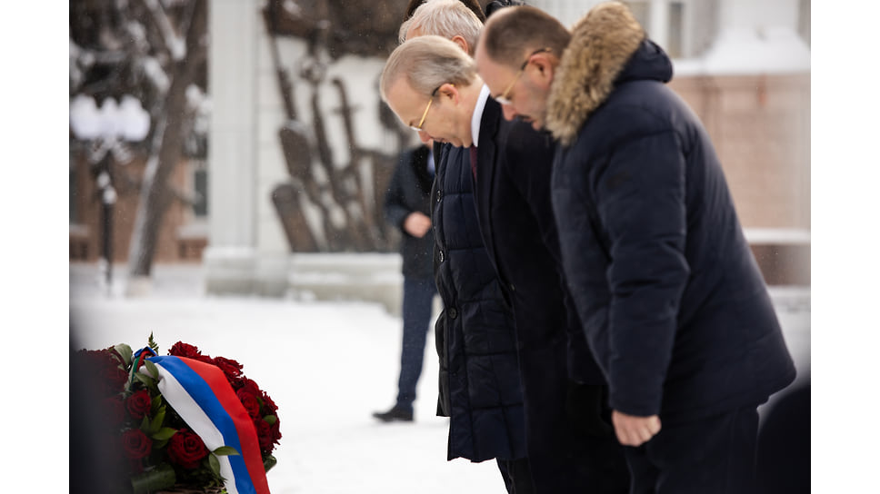 Премьер-министр Башкирии Андрей Назаров и другие члены правительства во время возложения венков 23 февраля
