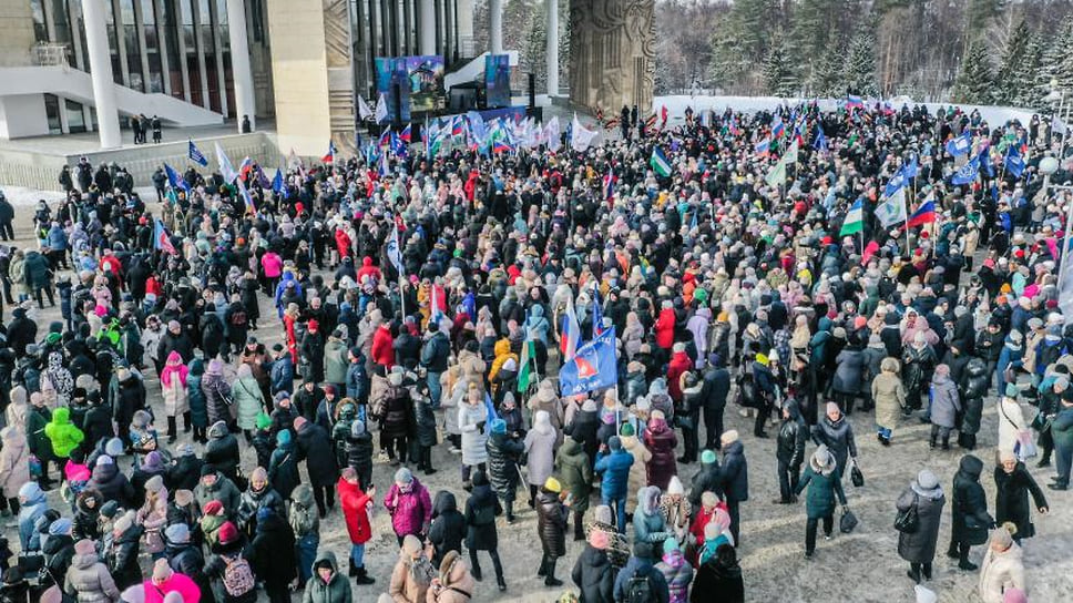 Акция поддержки участвующих в специальной военной операции на площади перед Русским драматическим театром 23 февраля